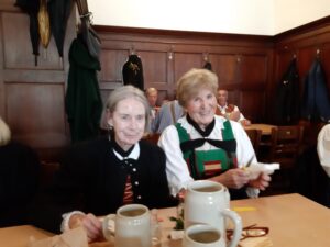 Mitglieder des Verbands Südtiroler in Salzburg in traditioneller Tracht nach dem Erntedank Fest beim gemeinsamen Beisammensitzen im Augustiner Bräu Salzburg