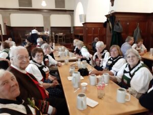 Mitglieder des Verbands Südtiroler in Salzburg in traditioneller Tracht nach dem Erntedank Fest beim gemeinsamen Beisammensitzen im Augustiner Bräu Salzburg