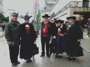 Mitglieder des Verbands Südtiroler in Salzburg in traditioneller Tracht beim Erntedank Fest